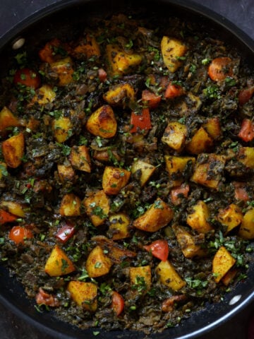 saag aloo in the pan after cooking