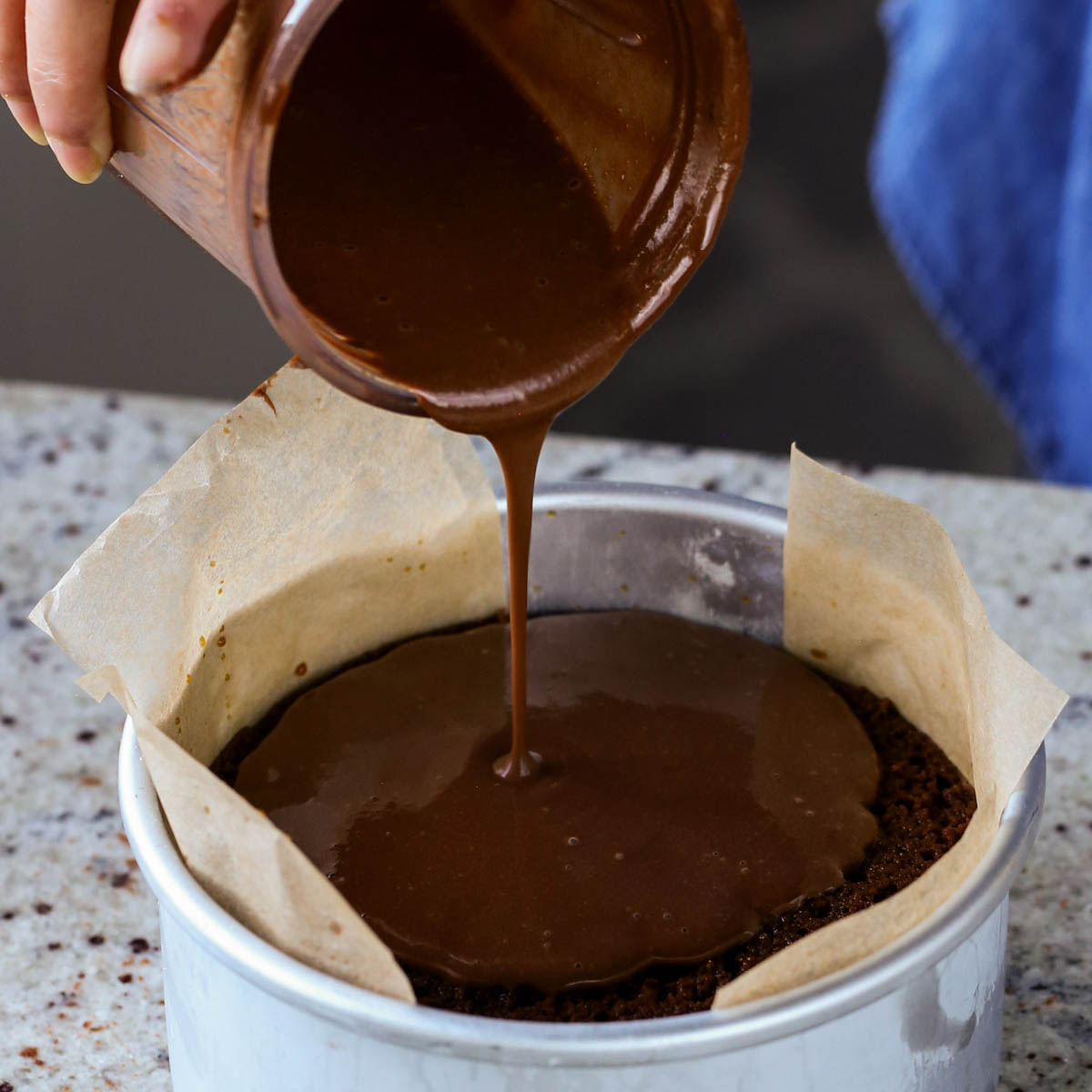 pouring on the second layer of mocha pudding