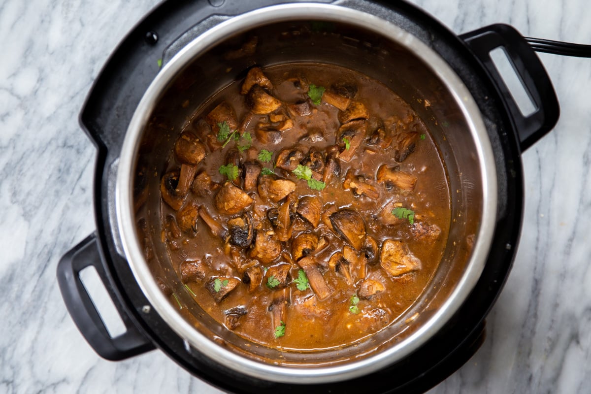 garlic mushrooms sprinkled with parsley in an Instant Pot 
