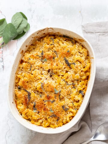 Vegan Pumpkin Mac and Cheese Bake. Easy Creamy Pumpkin Sauce with pasta, topped with crisp sage and breadcrumbs. #Vegan #Soyfree #Recipe #VeganRicha #nutfree option