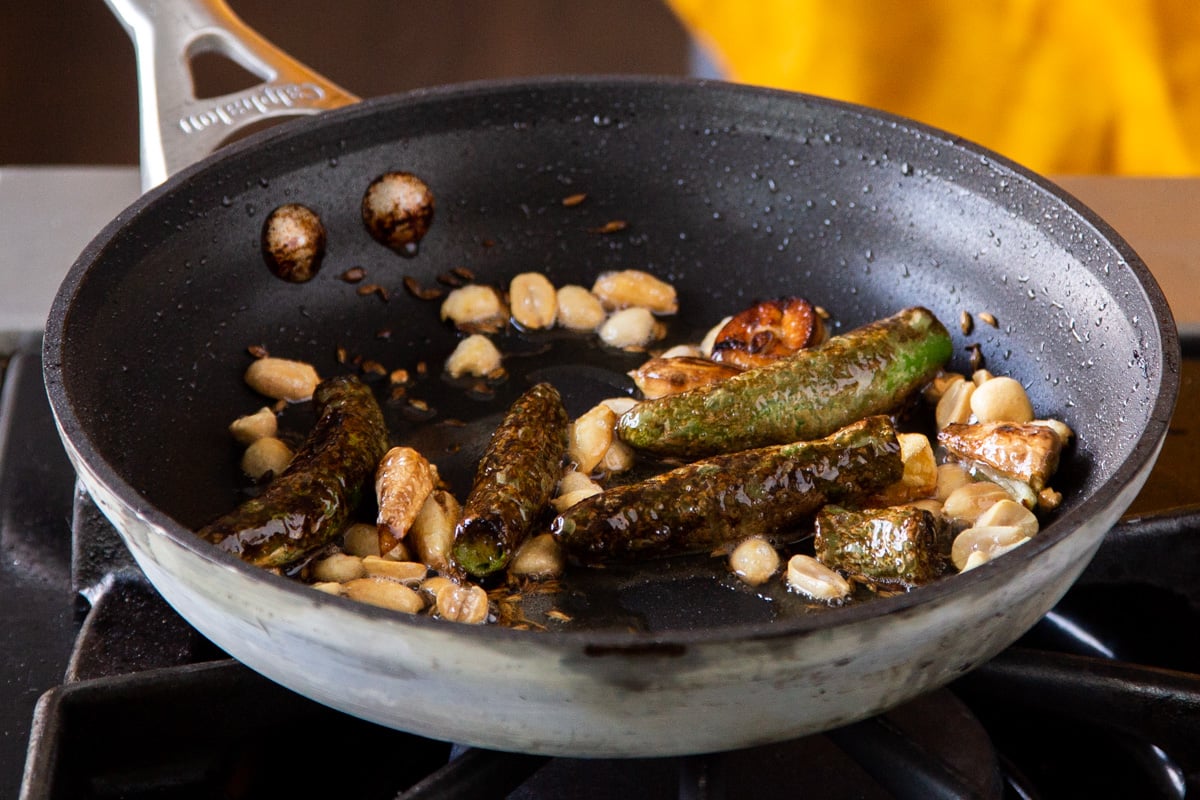 whole thecha ingredients in the pan after cooking