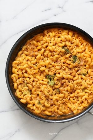 Spicy Garlicky Korean Mac and Cheese with Gochujang. Use sriracha for variation. Vegan Recipe. Gluten-free with gluten-free pasta | VeganRicha.com